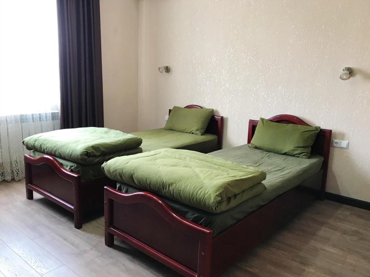 Apple Hostel Bisjkek Eksteriør bilde